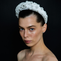 Ободок высокий с декором из жемчуга и камней