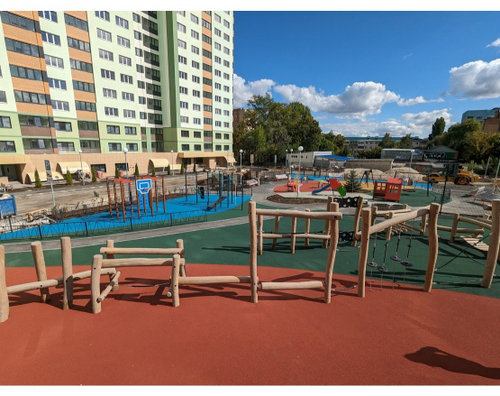 Спортивно-игровой комплекс с переходами выполнен, из древесины вида Робиния с защитной пропиткой (в виде канатных лазов)