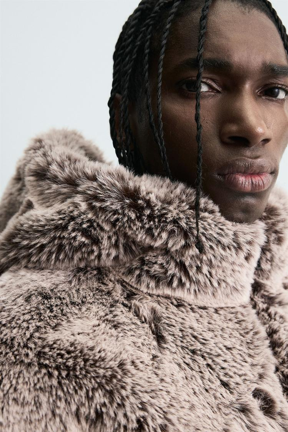 ZARA КУРТКА ИЗ ИСКУССТВЕННОГО МЕХА С КАПЮШОНОМ, СЕРОВАТО-КОРИЧНЕВЫЙ