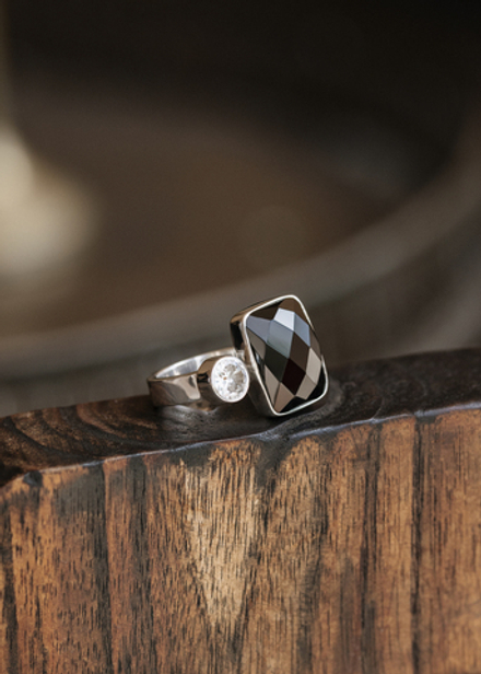 Кольцо «Дуо» с прямоугольным черным ониксом и белым топазом