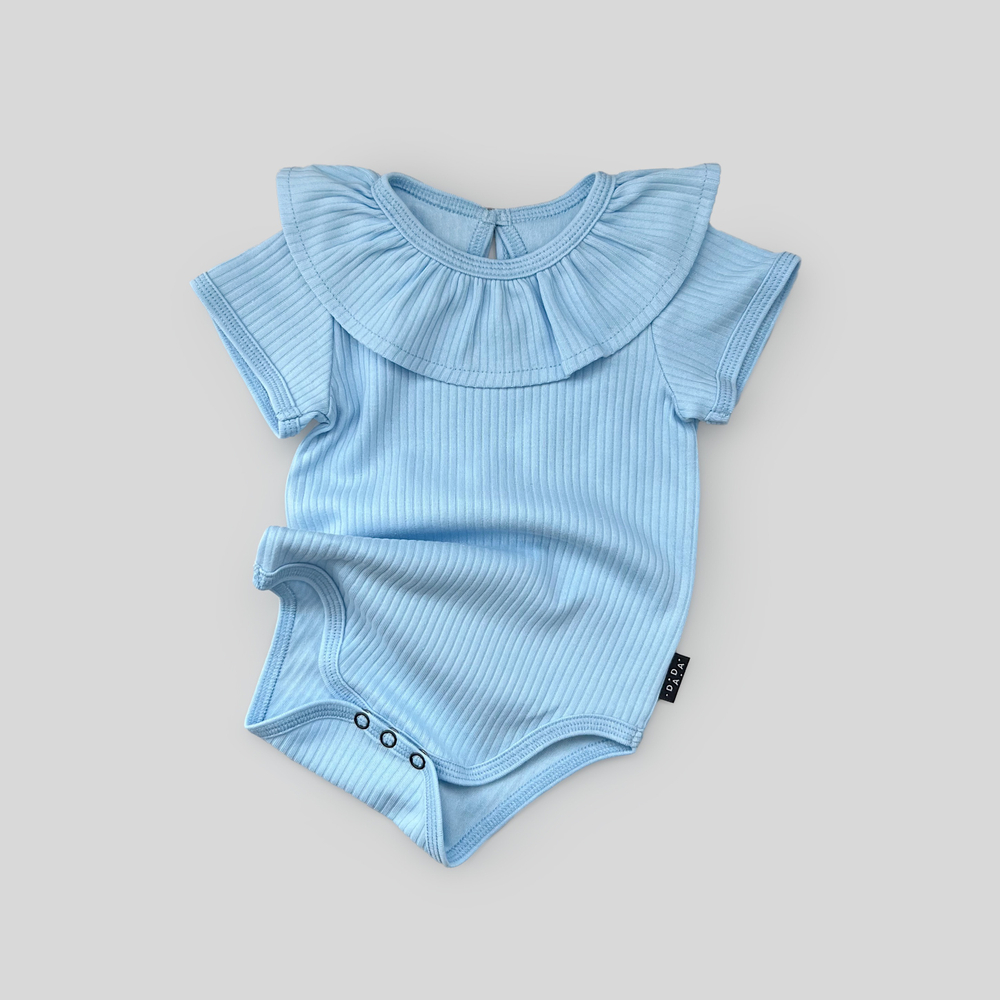 Боди с коротким рукавом с оборкой (голубая лапша)
