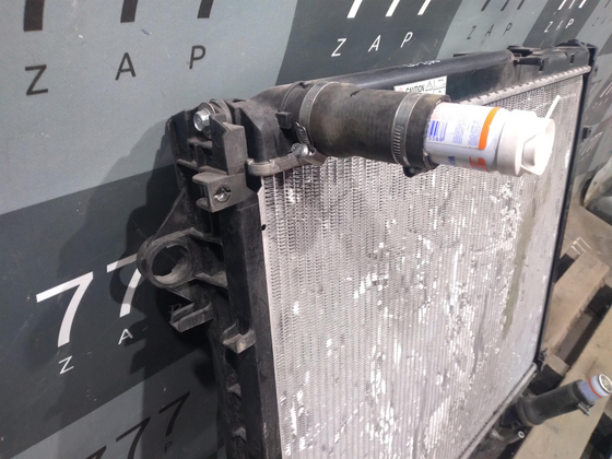 Радиатор двигателя Toyota Land Cruiser 200  Б/У Оригинал 1640051040