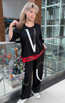 Черный костюм со стразовым принтом широкими штанишками