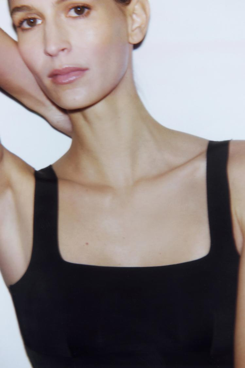 ZARA ПРИТАЛЕННОЕ ПЛАТЬЕ МИДИ, ЧЕРНЫЙ