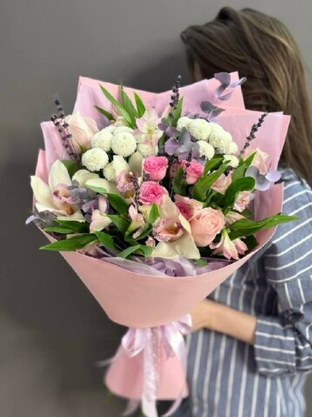 Авторский букет с розовыми орхидеями