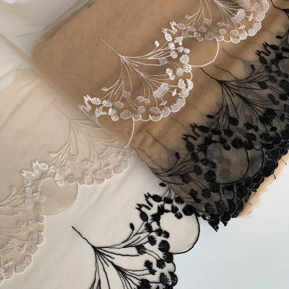 Вышивка на сетке телесная/белая 22 см