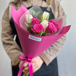 Яркий букет из белых тюльпанов и кустовой пионовидной розы с эвкалиптом