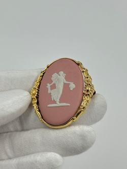 Брошь Wedgwood розовая