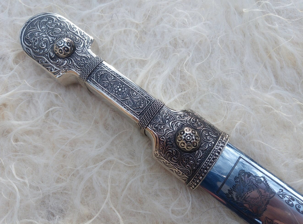 Кинжал кавказский со вставкой из мельхиора, в коже