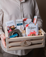 Подарочный набор сладостей в открытом деревянном ящике