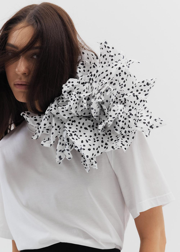 Брошь Pion, белый в черный горох