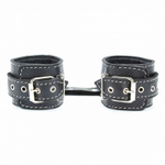 Чёрные кожаные наручники с крупной строчкой (Цвет: черный)