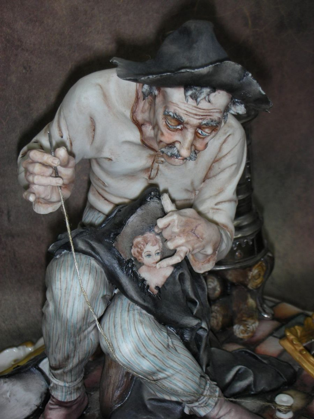 Статуэтка. Фарфор. Латаем штаны. Capodimonte. Италия