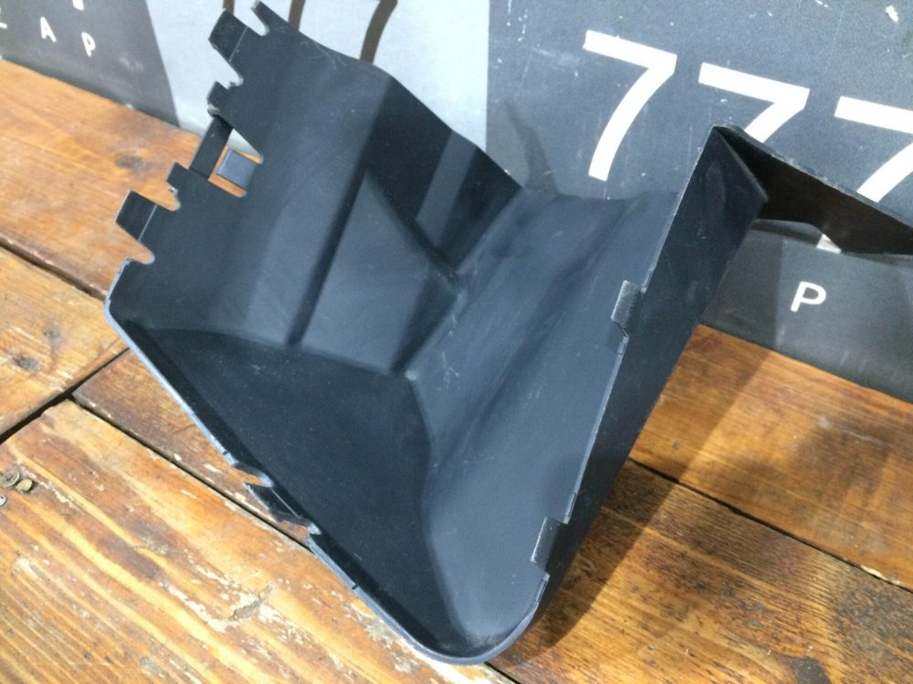 Воздуховод дефлектор радиатора правый Renault Duster 1 10-нв Б/У Оригинал 214949303R