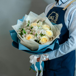 Букет из садовых розы Кендилайт с альстромерией