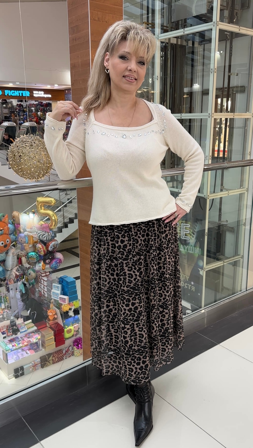 Белый тонкий джемпер с вырезом каре по декольте