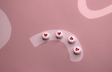 Бусины акрил красное сердце  7х3 мм