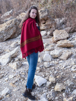 Шерстяной палантин с вышивкой