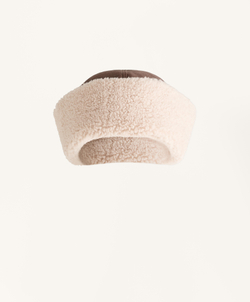 Oysho Двусторонняя шапка из искусственной овчины, шоколадный