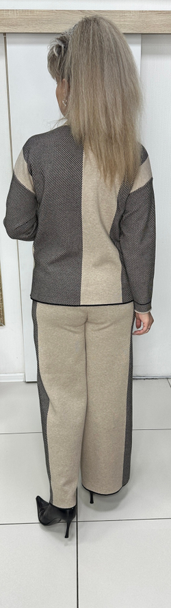 Бежевый комбинированный брючный костюм