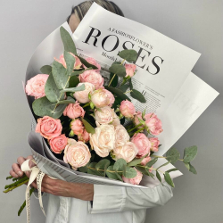 Букет из пионовидной розы «Мадам бомбастик» с эвкалиптом 7 штук