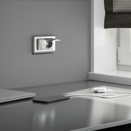 Розетка двойная влагозащ. с зазем. с защит. крышками и шторками (серебряный)