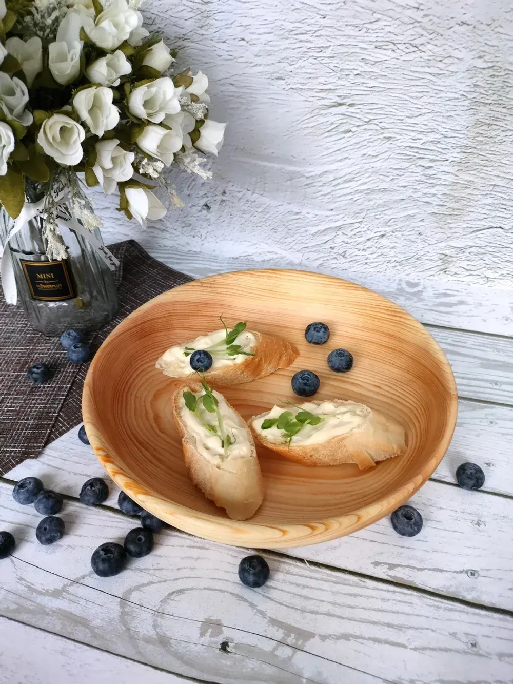 Деревянная сервировочная тарелка из кедра