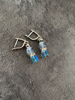 Серьги из серо-голубых кубиков Swarovski с гематитом и кристаллами, оттенок серебро