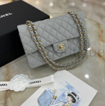 Серая сумка Chanel на цепочке с золотистой фурнитурой