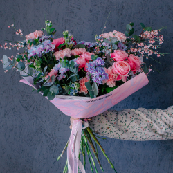 147. Нежный букет с розовыми пионовидными розами