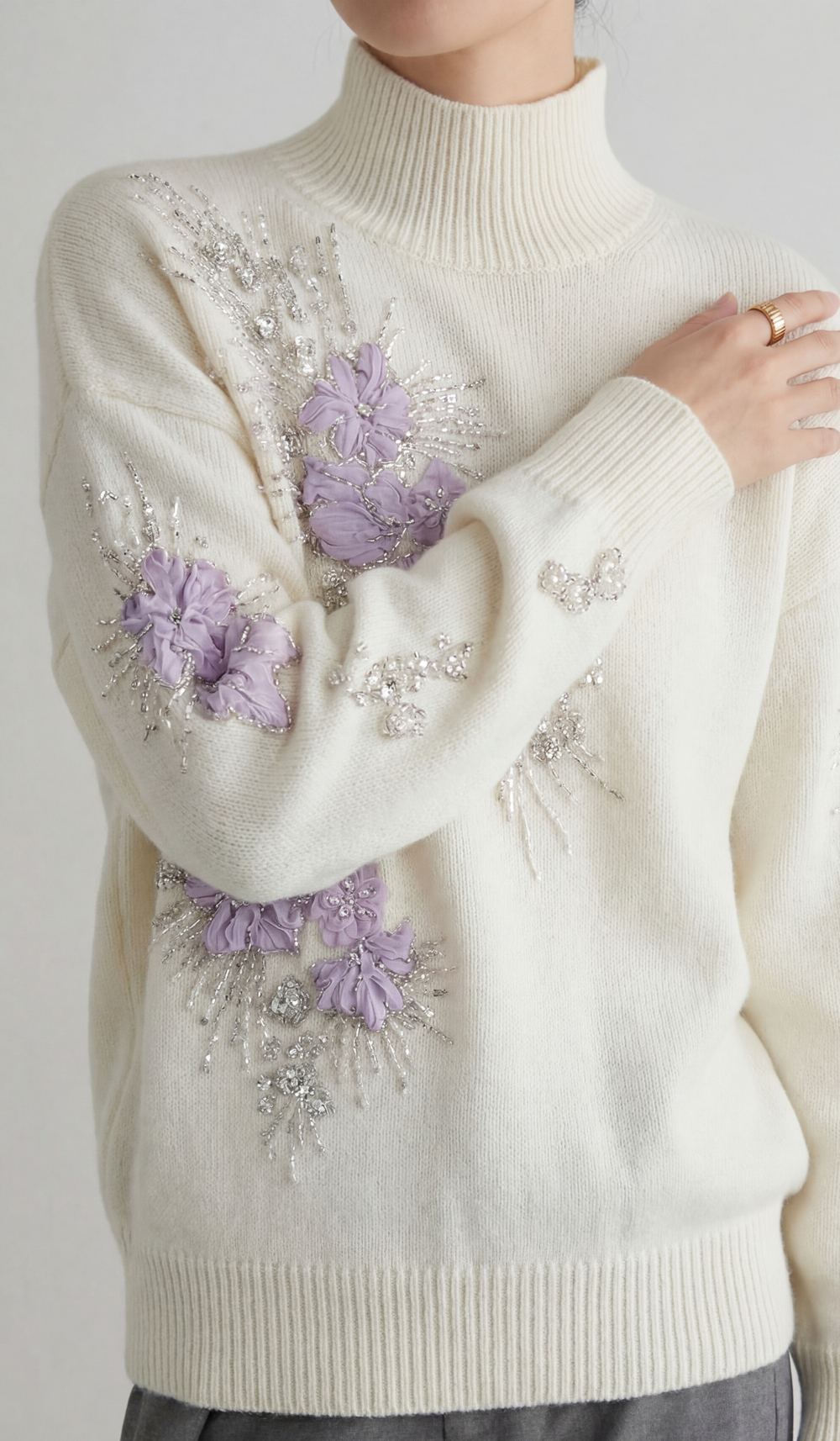 Свитер с вышивкой молочный