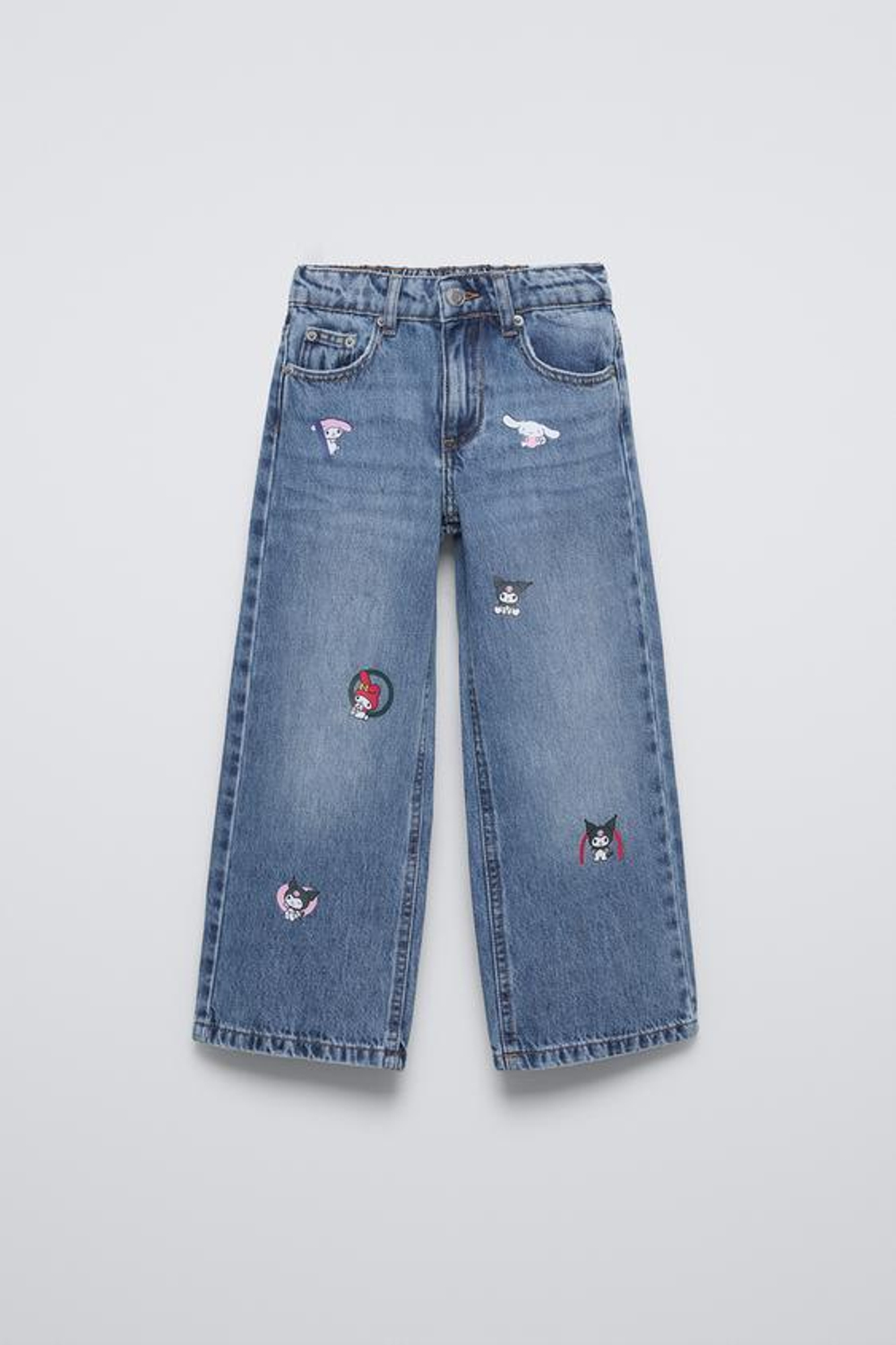 ZARA ДЖИНСЫ С ШИРОКИМИ ШТАНИНАМИ И ПРИНТОМ «КУРОМИ» ©САНРИ, СИНИЙ