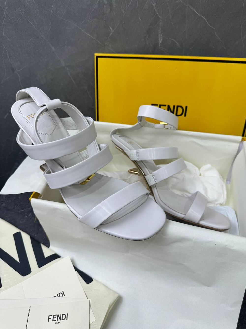 Босоножки Fendi