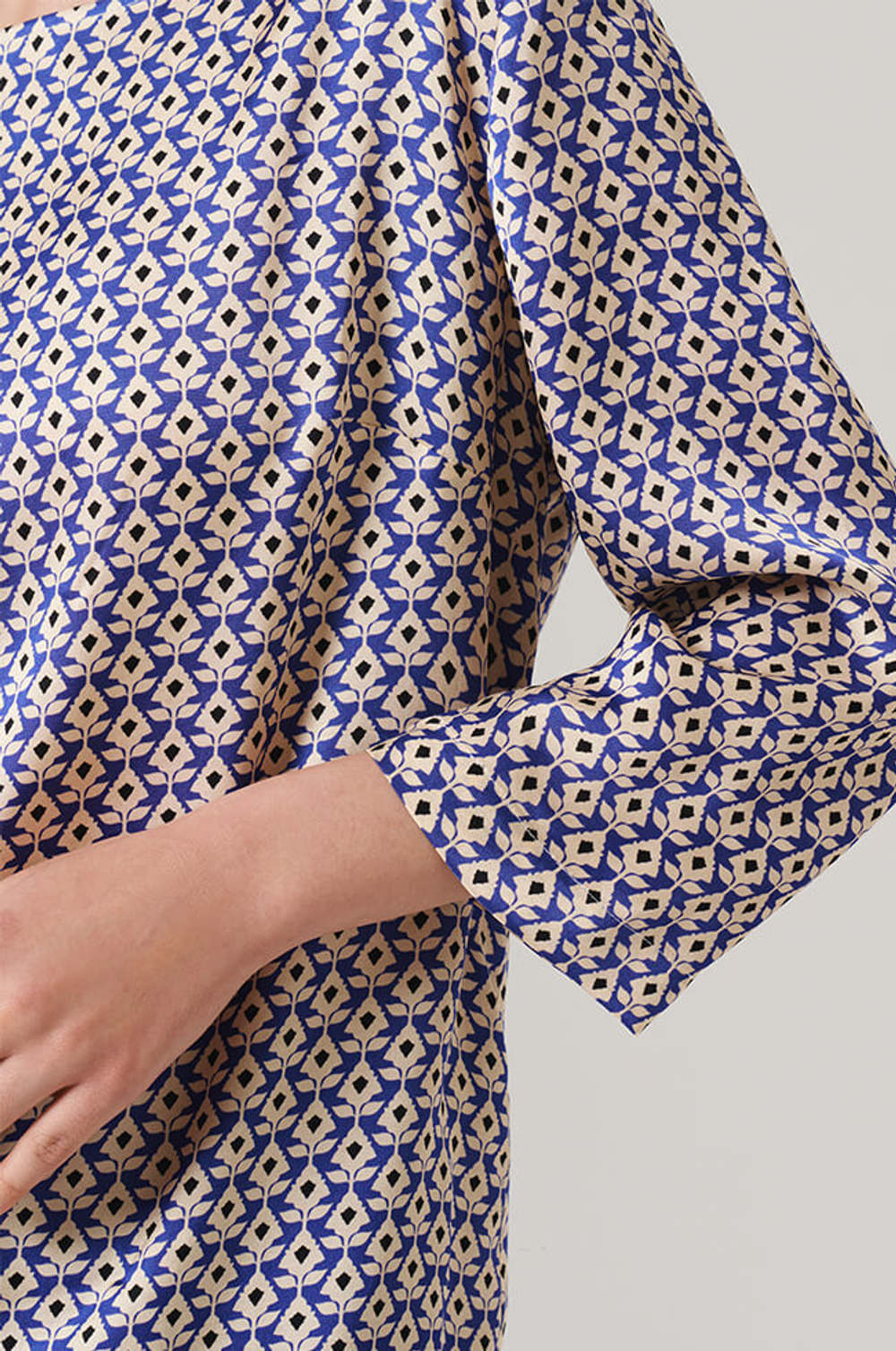 23137 Блузка женская (бежево-васильковый принт)