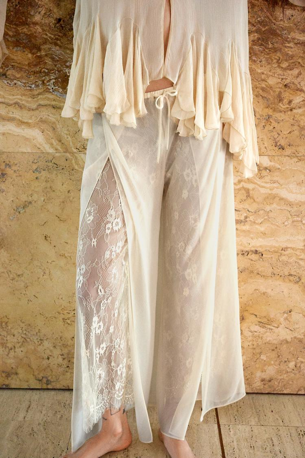 ZARA БРЮКИ ИЗ КОМБИНИРОВАННОГО КРЕП-ЖОРЖЕТА И КРУЖЕВА, ЭКРЮ