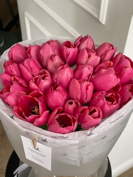 Букет из 35 ярко-розовых тюльпанов доступен к заказу с 3.03.2026
