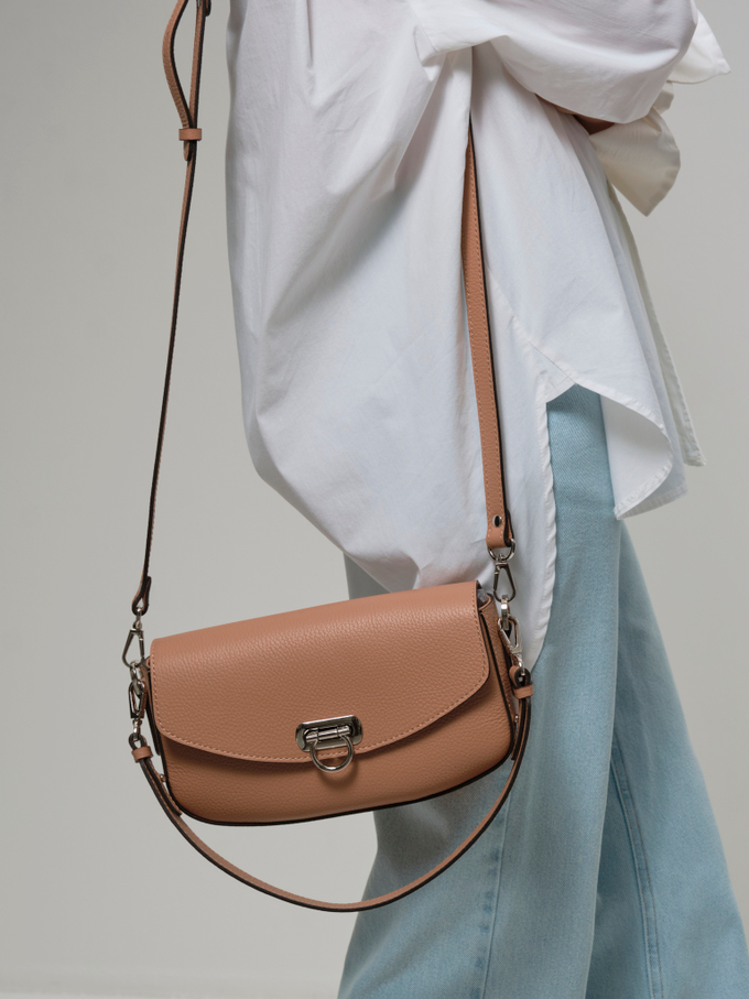 Сумка кожаная на плечо багет нуга