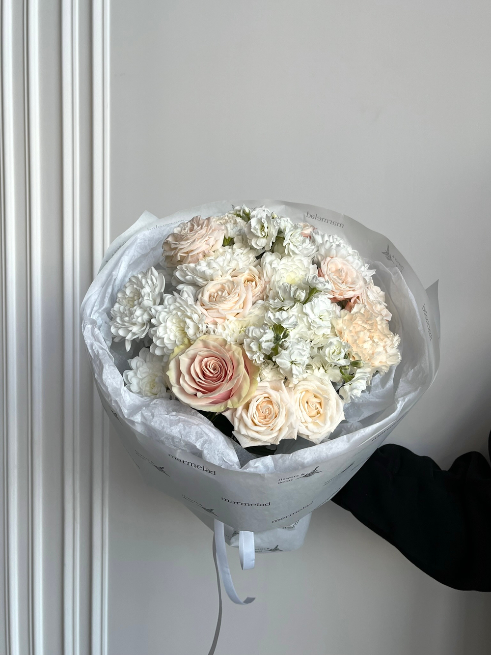 предзаказ - сборный букет из хризантемы, маттиолы, кустовых пионовидных роз и диантусов крем мал