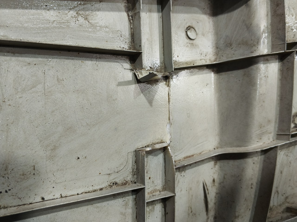 Спойлер кабины боковой верхний правый 2024г