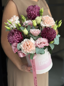 Эффектные хризантемы Бигуди, диантусы и нежная эустома с эвкалиптом в композиции от Флора Маркет