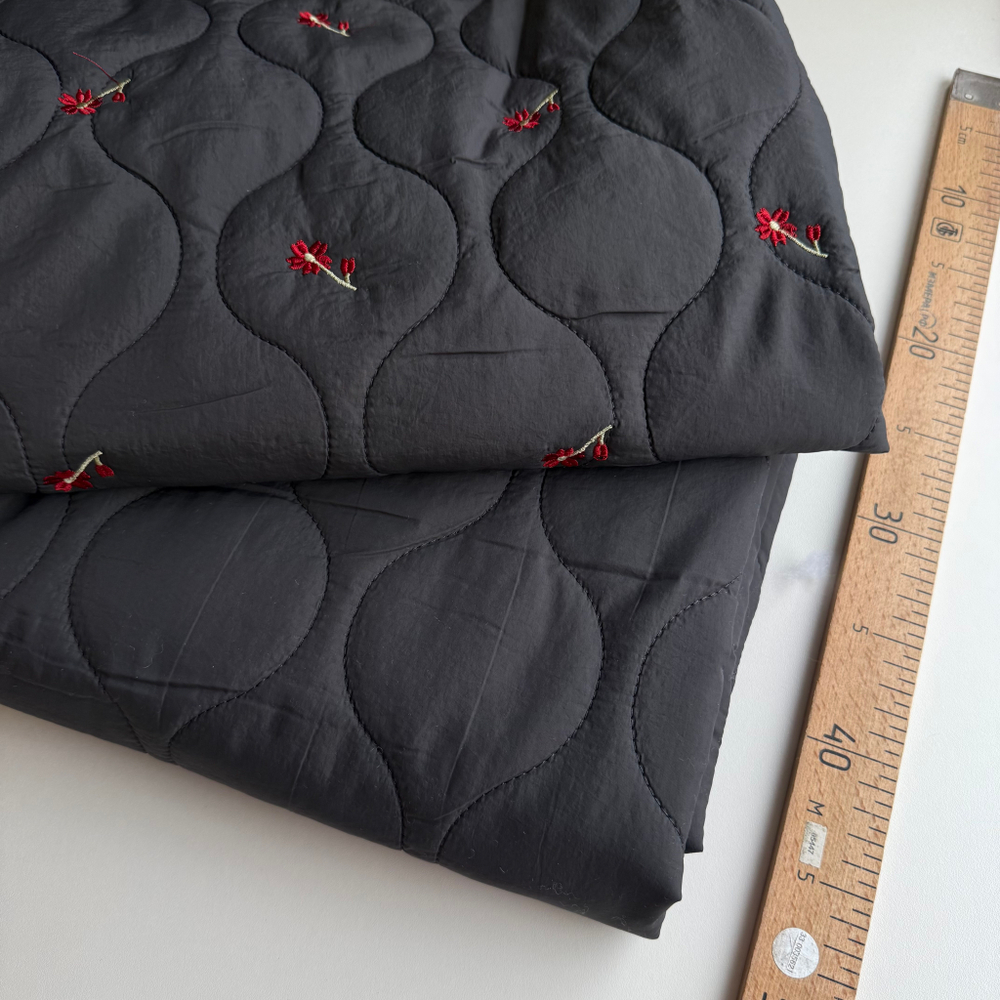 Курточная стежка Красные цветы на графитовом фоне