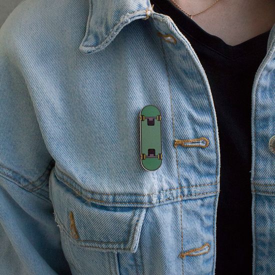 Значок деревянный (брошь) Скейт. Fire Pin