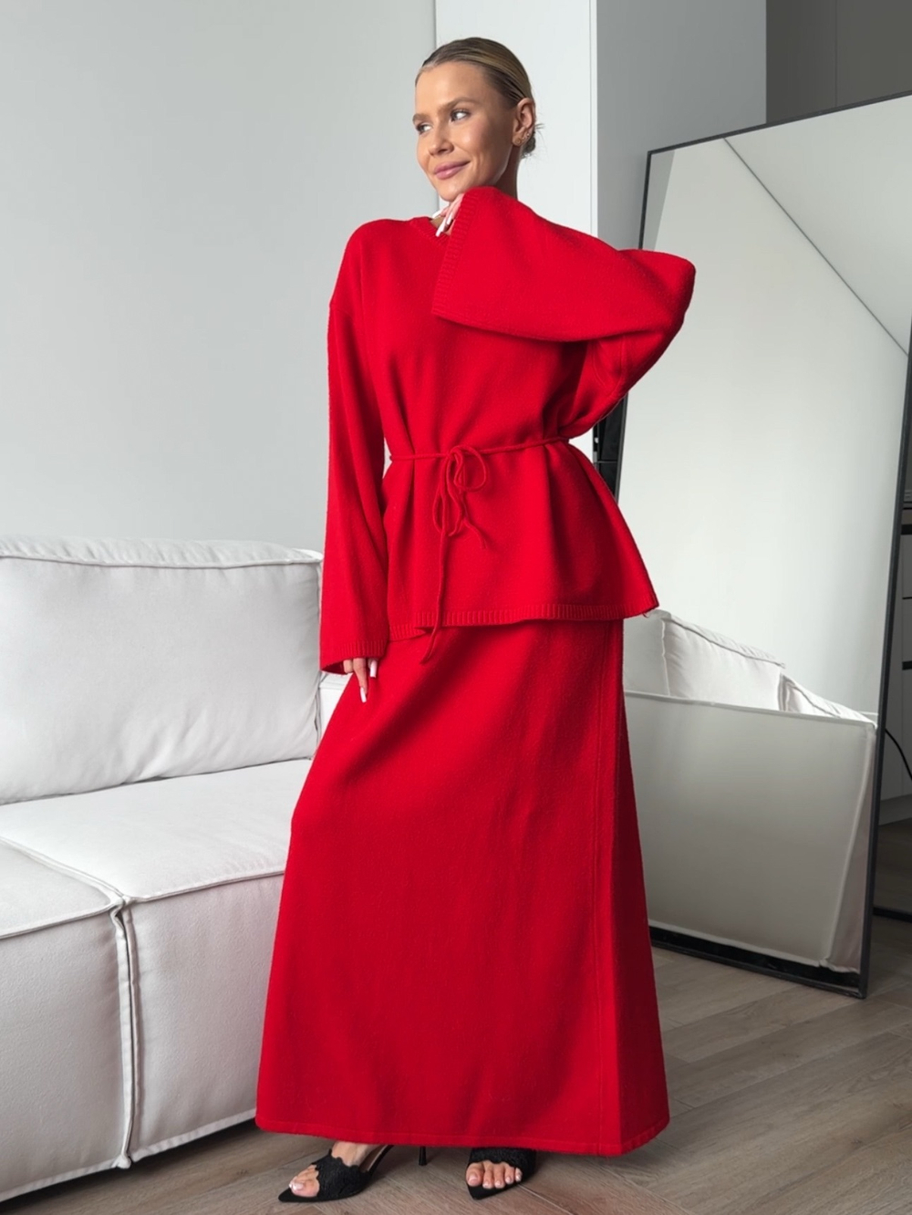 Комплект вязаный, свитер с завязкой и юбка