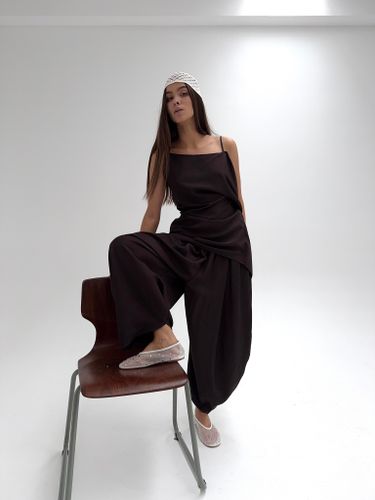 Шоколадный костюм свободного кроя