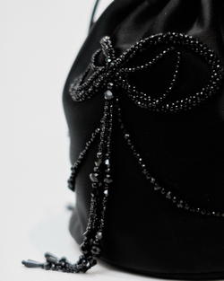 Сумочка из черного атласа с бантами