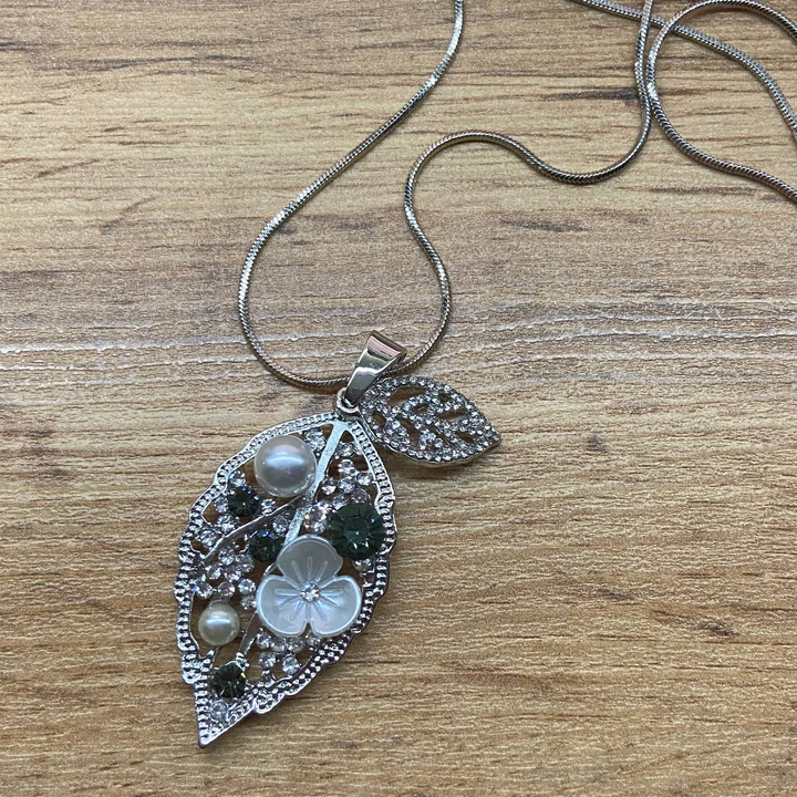 Кулон 2 листочка цветочек жемчужинки белые кристалл зеленый на цепочке металл серебристый