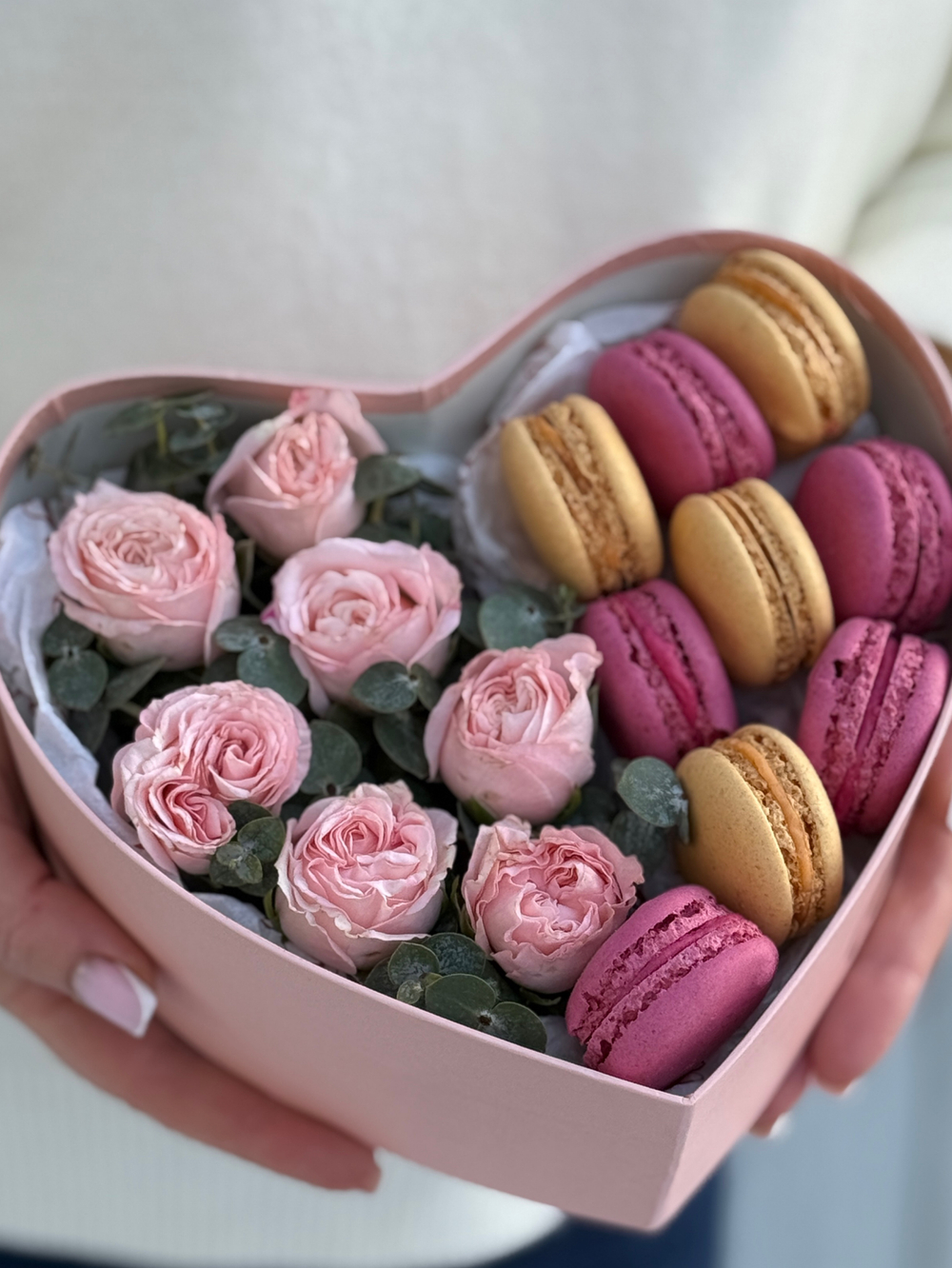 «Сердце» с пионовидными кустовыми розами, эвкалиптом и яркими макарунс от Флора Маркет, размер S