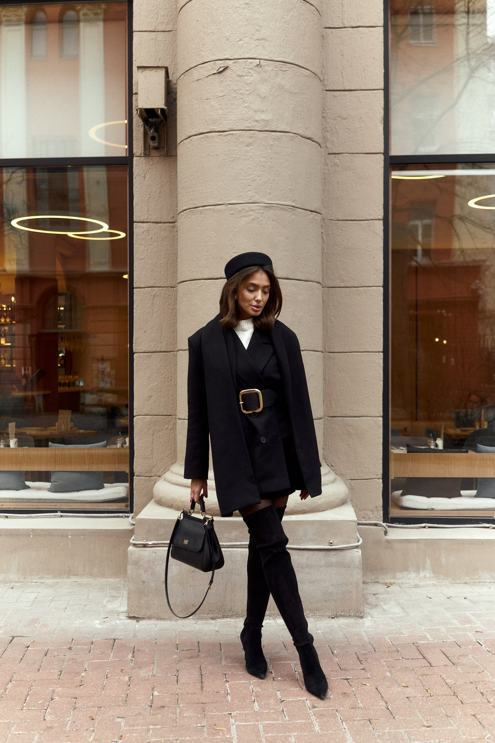 Пальто-пиджак с юбкой в черном цвете