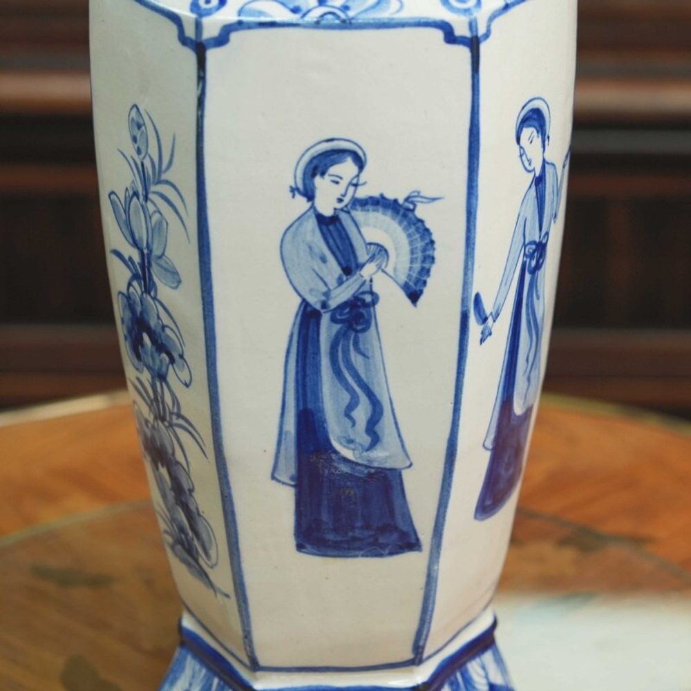 Китайская ваза с жанровыми сценами музыки и танца