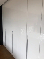 Глянцевый встроенный шкаф в современном стиле